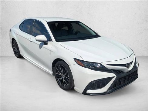 Used 2022 Toyota Camry SE image 3