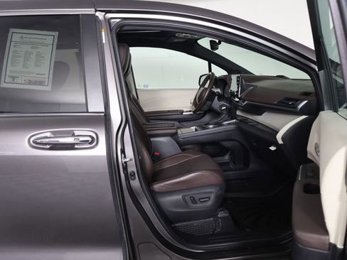 Used 2023 Toyota Sienna Platinum AWD/4WD image 32
