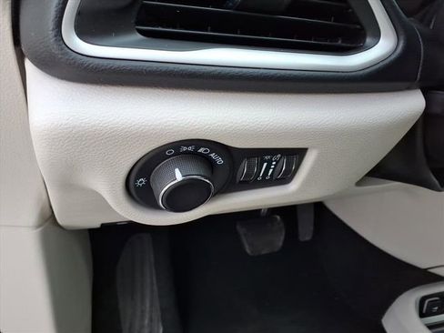 Used 2023 Chrysler Voyager LX FWD image 10