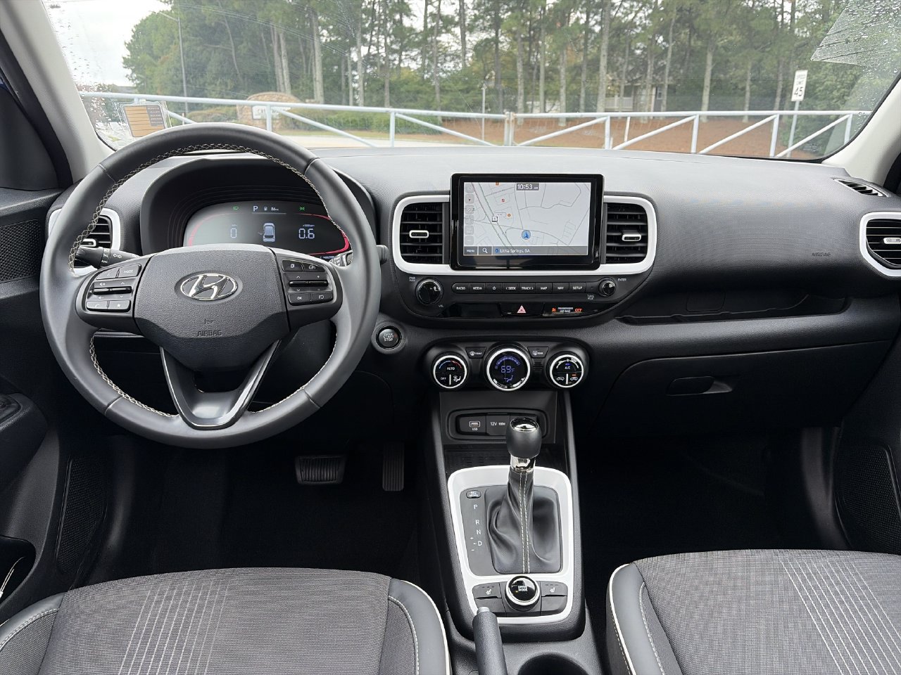 Used 2025 Hyundai Venue Limited FWD image 2