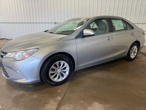 Used 2017 Toyota Camry LE image 2