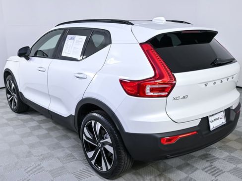 Certified 2025 Volvo XC40 B5 Plus image 4