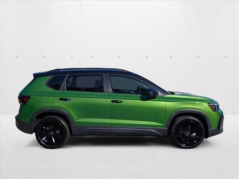 New 2025 Volkswagen Taos SE FWD image 9