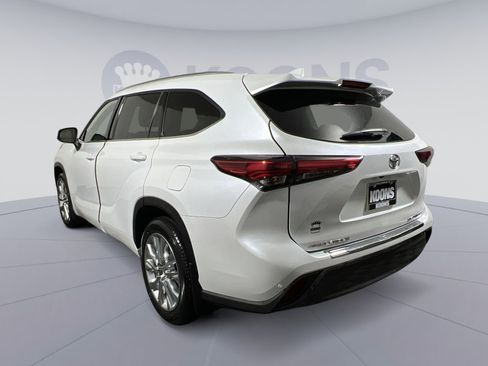 Used 2023 Toyota Highlander Limited image 4