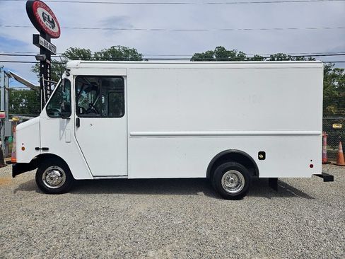 Used 2015 Ford E-350 and Econoline 350 Super Duty w/ A/C Prep Package RWD image 2