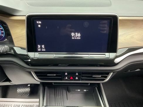 Used 2025 Volkswagen Atlas SE FWD image 17