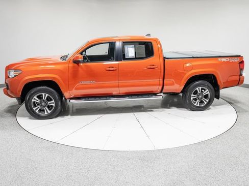 Used 2018 Toyota Tacoma SR5 AWD/4WD image 35