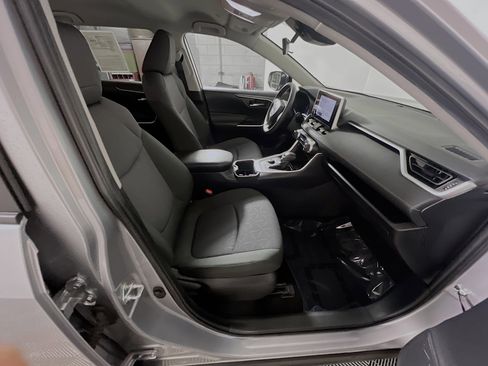 Used 2025 Toyota RAV4 XLE image 31