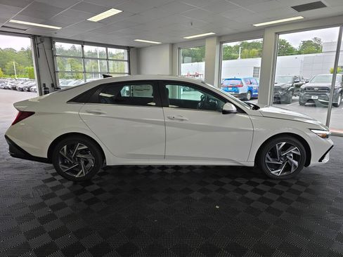 New 2026 Hyundai Elantra Limited FWD image 2