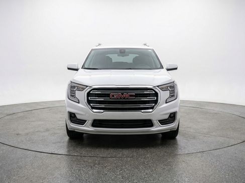 Used 2024 GMC Terrain SLE FWD image 2