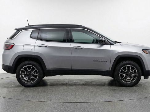 Used 2025 Jeep Compass Trailhawk image 11