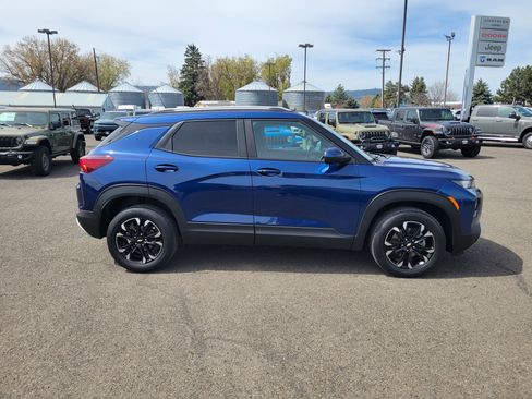 Used 2022 Chevrolet TrailBlazer LT w/ LPO, Blackout Package AWD/4WD image 2