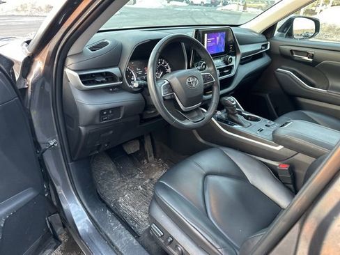Certified 2023 Toyota Highlander XLE image 25