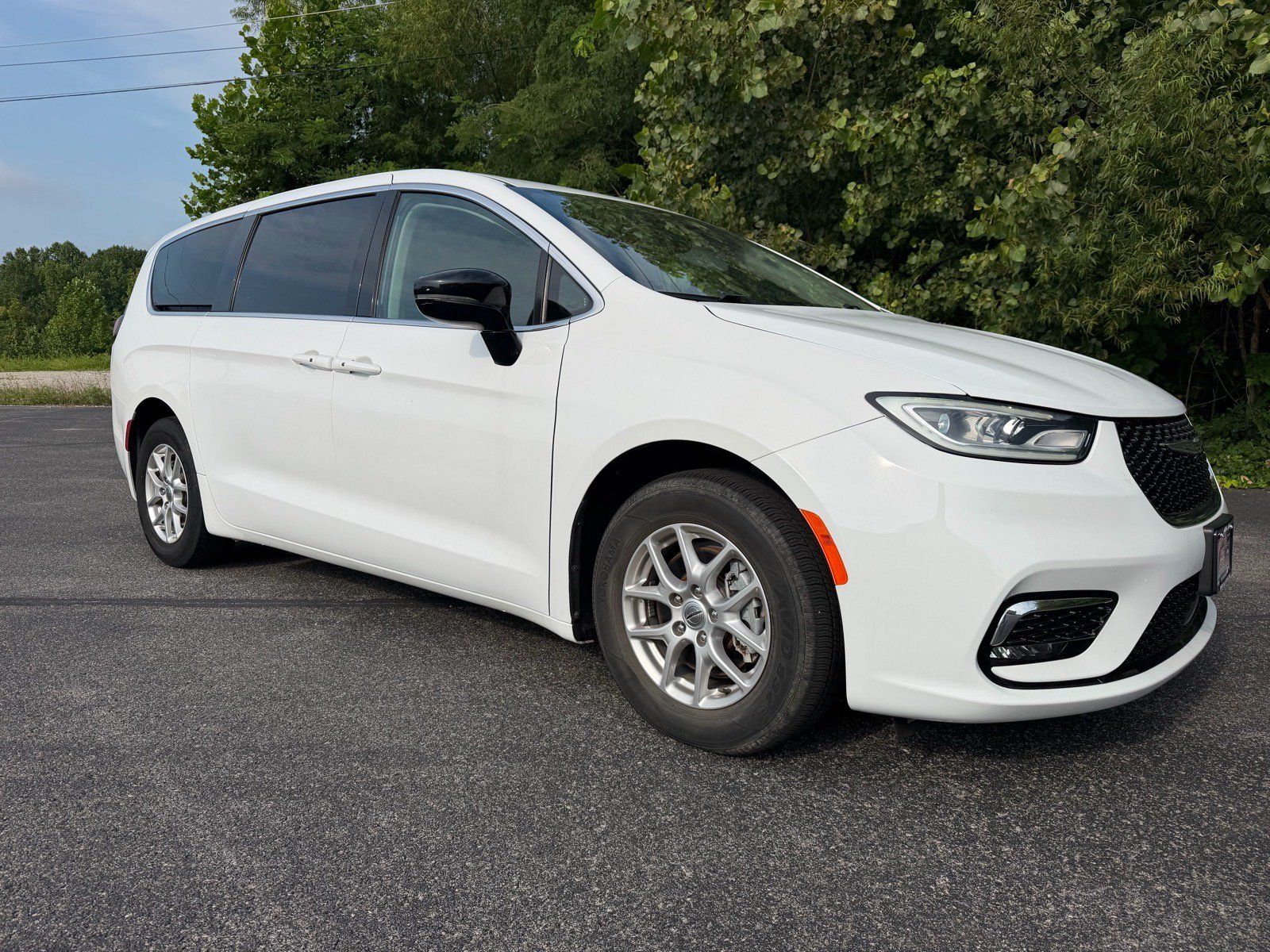 Used 2024 Chrysler Pacifica Touring-L FWD image 2