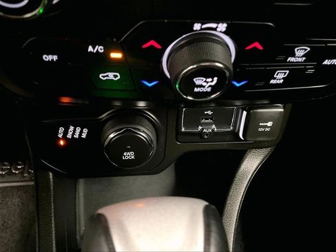 Used 2023 Jeep Renegade Latitude AWD/4WD image 26