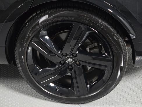 Used 2025 Land Rover Discovery Dynamic SE image 10