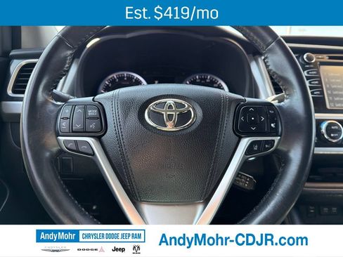 Used 2017 Toyota Highlander XLE AWD/4WD image 32