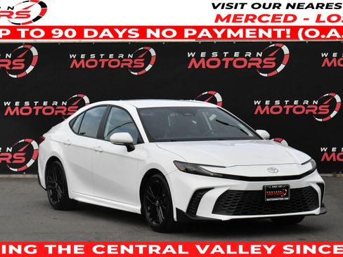 Used 2025 Toyota Camry SE image 1