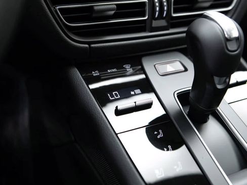 Certified 2026 Porsche Macan AWD/4WD image 27