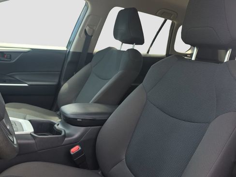 Used 2023 Toyota RAV4 LE AWD/4WD image 7