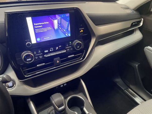 Used 2023 Toyota Highlander LE image 28