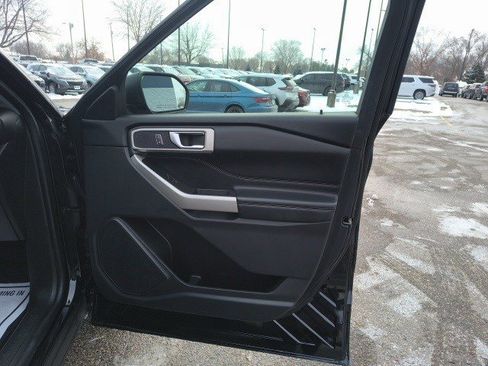 Used 2022 Ford Explorer XLT image 18