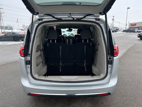 Used 2024 Chrysler Pacifica Touring-L image 28