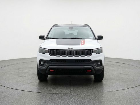 Used 2025 Jeep Compass Trailhawk image 2