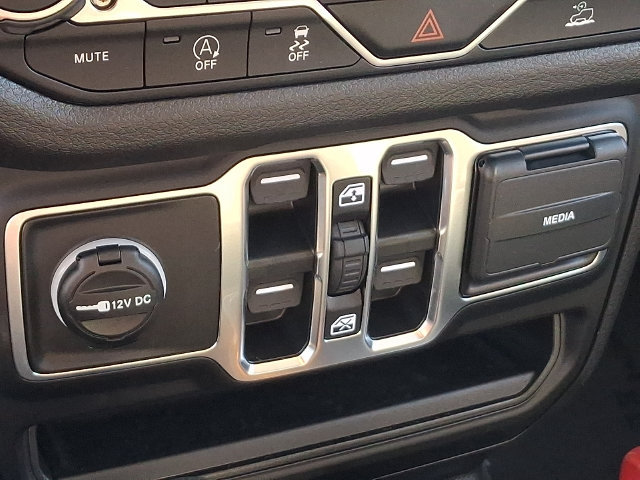 Used 2025 Jeep Gladiator Sport AWD/4WD image 17