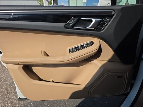 Certified 2023 Porsche Macan S AWD/4WD image 18