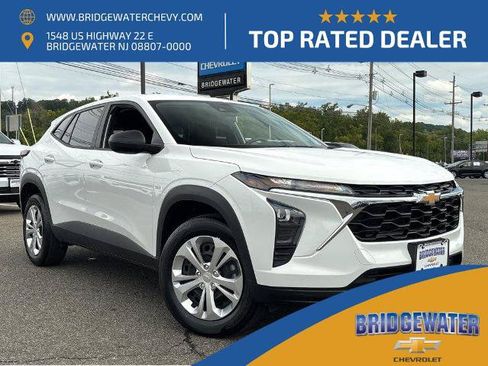 Used 2024 Chevrolet Trax LS w/ Driver Confidence Package FWD image 1