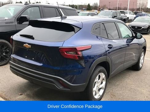 Used 2024 Chevrolet Trax LS w/ LS Convenience Package image 2