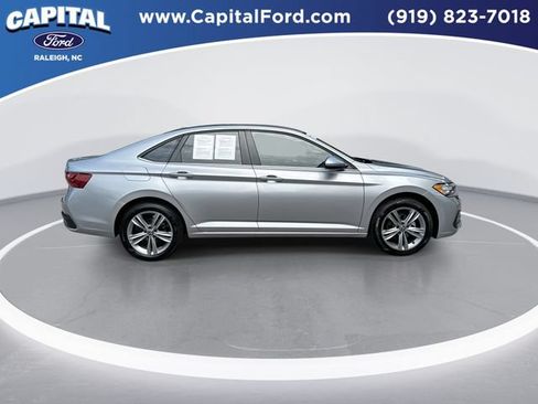 Used 2024 Volkswagen Jetta SE FWD image 9