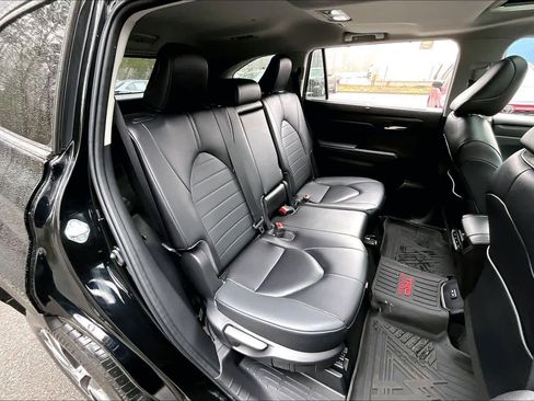 Certified 2023 Toyota Highlander XLE image 20