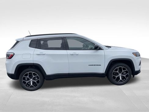 Used 2024 Jeep Compass Latitude AWD/4WD image 29
