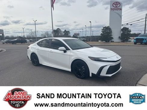 Used 2025 Toyota Camry SE w/ Convenience Package image 1