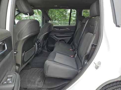 Used 2024 Jeep Grand Cherokee Laredo RWD image 14