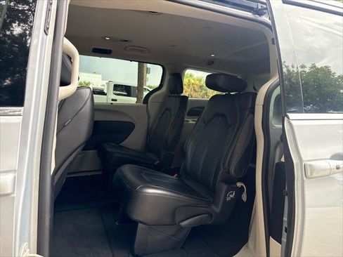 Used 2023 Chrysler Pacifica Touring-L FWD image 16