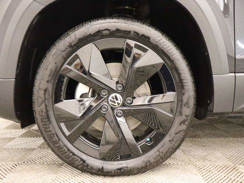 Certified 2025 Volkswagen Taos SE w/ Panoramic Sunroof Package image 6