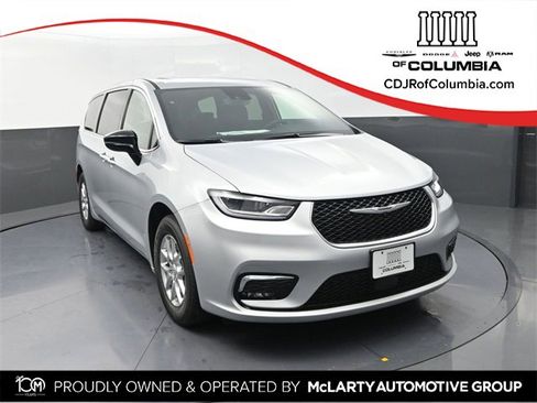 New 2026 Chrysler Pacifica Select image 1