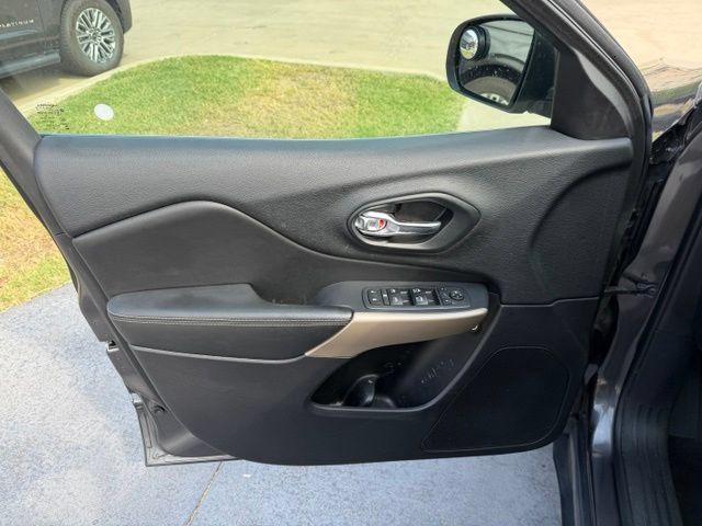 Used 2017 Jeep Cherokee Latitude w/ True North Edition AWD/4WD image 10