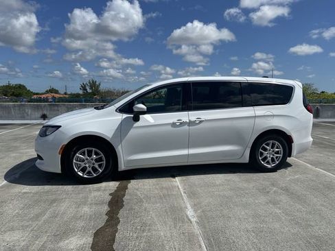 Used 2023 Chrysler Voyager LX FWD image 18