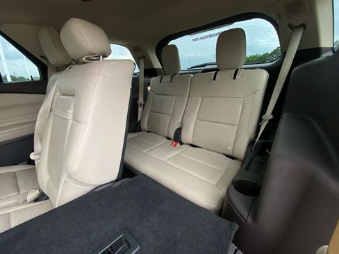 Used 2022 Ford Explorer Platinum w/ Equipment Group 601A AWD/4WD image 13