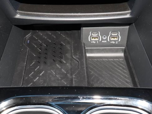 Used 2025 Chrysler Pacifica Limited FWD image 23
