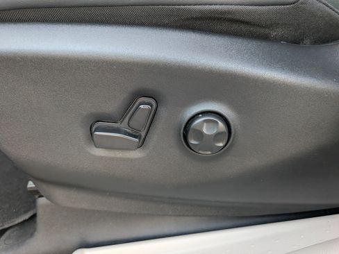 Used 2024 Chrysler Pacifica Touring-L FWD image 16