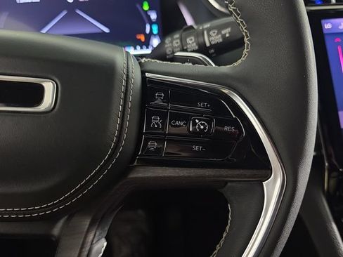 Used 2022 Jeep Grand Cherokee Overland w/ Luxury Tech Group IV AWD/4WD image 13