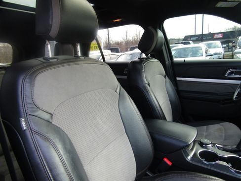 Used 2017 Ford Explorer XLT w/ Equipment Group 202A image 12