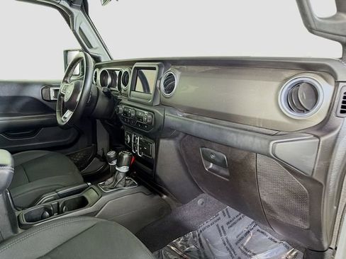 Used 2018 Jeep Wrangler Unlimited Sahara AWD/4WD image 27