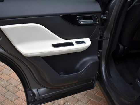 Used 2018 Jaguar F-PACE R-Sport image 39