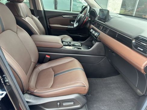 Used 2025 Honda Pilot Elite image 11